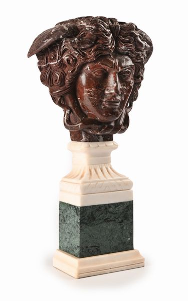 Scultura in marmo raffigurante la Medusa Rondanini, ispirata ai modelli del Grand Tour  - Asta Antiquariato - Mobili, Sculture e Oggetti d'Arte - Associazione Nazionale - Case d'Asta italiane