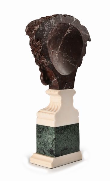 Scultura in marmo raffigurante la Medusa Rondanini, ispirata ai modelli del Grand Tour  - Asta Antiquariato - Mobili, Sculture e Oggetti d'Arte - Associazione Nazionale - Case d'Asta italiane