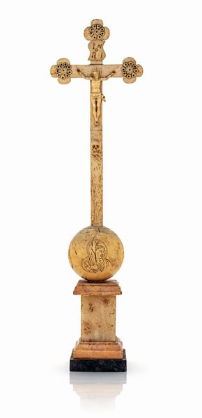 Crocifisso in osso su piedistallo in alabastro e marmi giallo e nero, XIX/XX secolo  - Asta Antiquariato - Mobili, Sculture e Oggetti d'Arte - Associazione Nazionale - Case d'Asta italiane