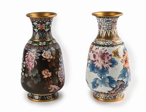 Due vasi in metallo cloisonn, Cina  - Asta Antiquariato - Mobili, Sculture e Oggetti d'Arte - Associazione Nazionale - Case d'Asta italiane