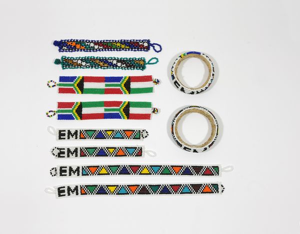 Esther MAHLANGU : Lotto unico composto da n.10 bracciali  - Asta Arte Moderna e Contemporanea - Associazione Nazionale - Case d'Asta italiane