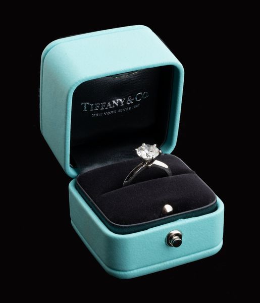 Tiffany & Co : Anello solitario  - Asta GIOIELLI, VINTAGE E OROLOGI - Associazione Nazionale - Case d'Asta italiane