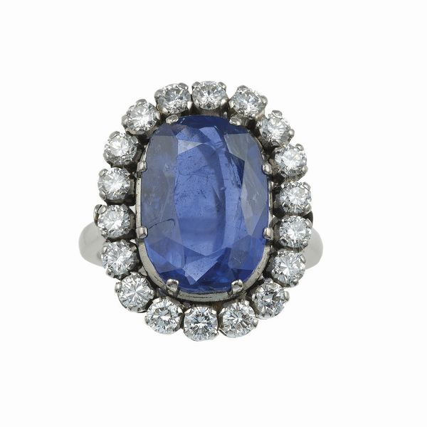 Anello con zaffiro Sri Lanka di ct 7.20 circa e diamanti a contorno  - Asta Fine Jewels - Associazione Nazionale - Case d'Asta italiane