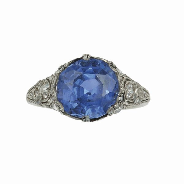 Anello con zaffiro Sri Lanka di ct 5.07  - Asta Fine Jewels - Associazione Nazionale - Case d'Asta italiane