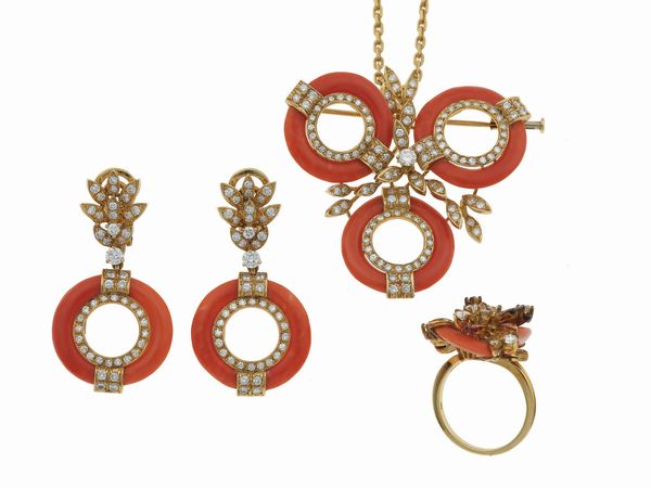 Petochi. Parure composta da anello, orecchini e collana con pendente/spilla con corallo e diamanti  - Asta Fine Jewels - Associazione Nazionale - Case d'Asta italiane