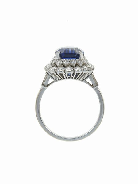 Anello con zaffiro di ct 12.75 e diamanti  - Asta Fine Jewels - Associazione Nazionale - Case d'Asta italiane