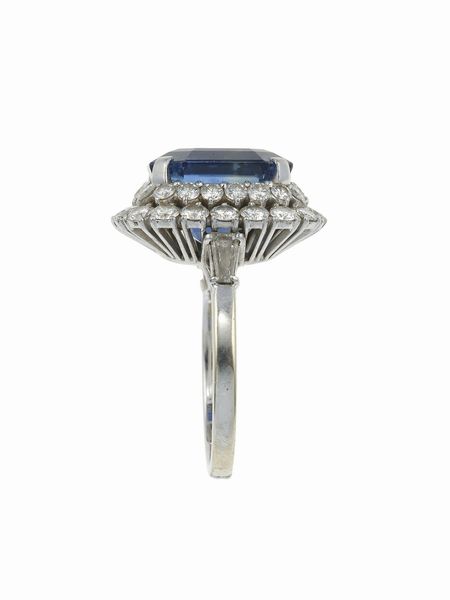 Anello con zaffiro di ct 12.75 e diamanti  - Asta Fine Jewels - Associazione Nazionale - Case d'Asta italiane