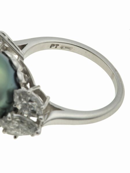 Pederzani. Anello con perla Tahiti e diamanti  - Asta Fine Jewels - Associazione Nazionale - Case d'Asta italiane