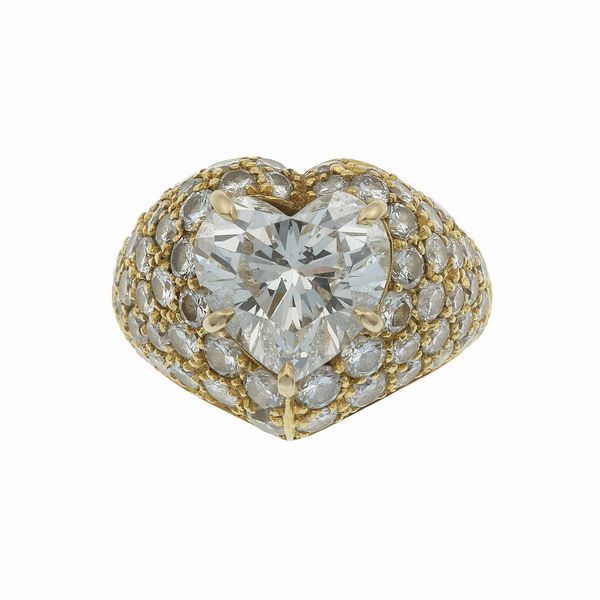 Pederzani. Anello con diamante taglio cuore di ct 3.00 circa e diamanti  - Asta Fine Jewels - Associazione Nazionale - Case d'Asta italiane