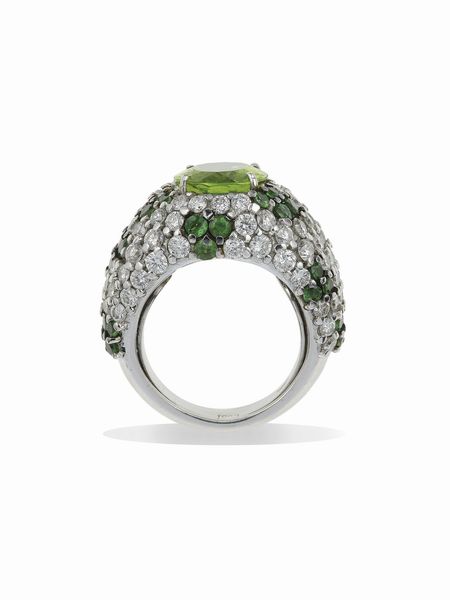 Cusi. Anello con peridoto, diamanti e tsavoriti  - Asta Fine Jewels - Associazione Nazionale - Case d'Asta italiane