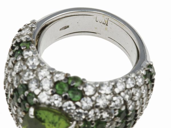 Cusi. Anello con peridoto, diamanti e tsavoriti  - Asta Fine Jewels - Associazione Nazionale - Case d'Asta italiane