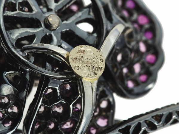 Sabbadini. Spilla a soggetto floreale con diamanti, zaffiri rosa e tsavoriti  - Asta Fine Jewels - Associazione Nazionale - Case d'Asta italiane