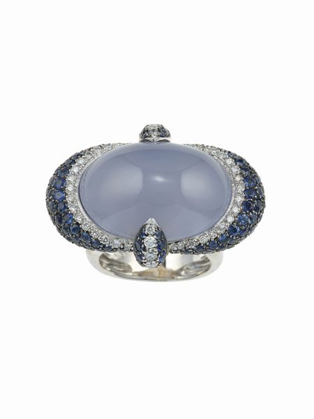 Anello con calcedonio taglio cabochon, diamanti e zaffiri  - Asta Fine Jewels - Associazione Nazionale - Case d'Asta italiane