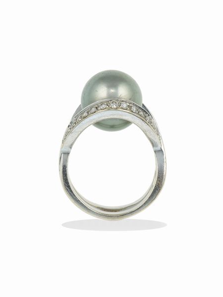 Anello con perla Tahiti e diamanti a contorno  - Asta Fine Jewels - Associazione Nazionale - Case d'Asta italiane