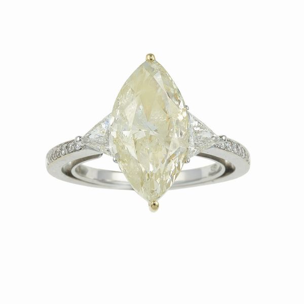 Anello con diamante taglio marquise di ct 5.08, natural fancy light yellow  - Asta Fine Jewels - Associazione Nazionale - Case d'Asta italiane