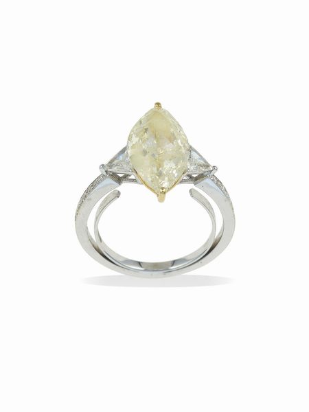 Anello con diamante taglio marquise di ct 5.08, natural fancy light yellow  - Asta Fine Jewels - Associazione Nazionale - Case d'Asta italiane