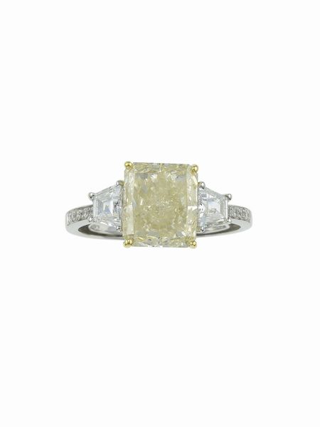 Anello con diamante taglio radiant di ct 3.26, natural fancy light yellow  - Asta Fine Jewels - Associazione Nazionale - Case d'Asta italiane