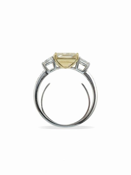 Anello con diamante taglio radiant di ct 3.26, natural fancy light yellow  - Asta Fine Jewels - Associazione Nazionale - Case d'Asta italiane