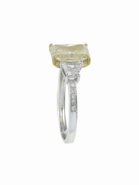 Anello con diamante taglio radiant di ct 3.26, natural fancy light yellow  - Asta Fine Jewels - Associazione Nazionale - Case d'Asta italiane