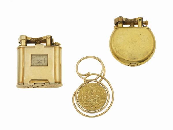 Lotto composto da fermasoldi e due accendini Dunhill di cui uno con orologio e dedica  - Asta Fine Jewels - Associazione Nazionale - Case d'Asta italiane