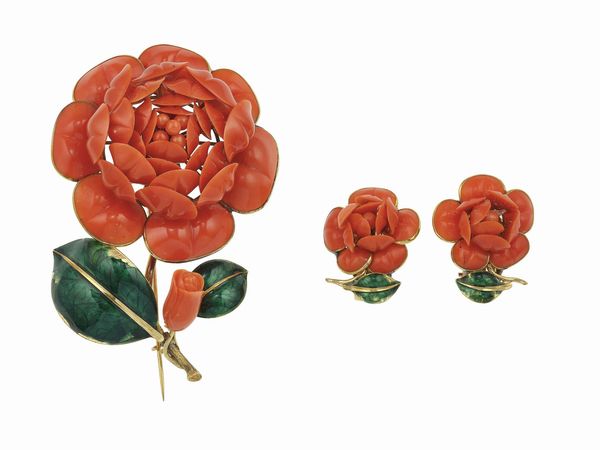 Demi-parure Rose composta da spilla ed orecchini con corallo e smalto  - Asta Fine Jewels - Associazione Nazionale - Case d'Asta italiane