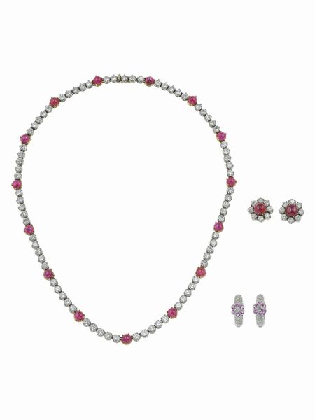 Lotto composto da una demi-parure composta da rivère ed orecchini con diamanti e rubini ed un paio di orecchini, firmati Sabbadini, con diamanti e zaffiri rosa  - Asta Fine Jewels - Associazione Nazionale - Case d'Asta italiane