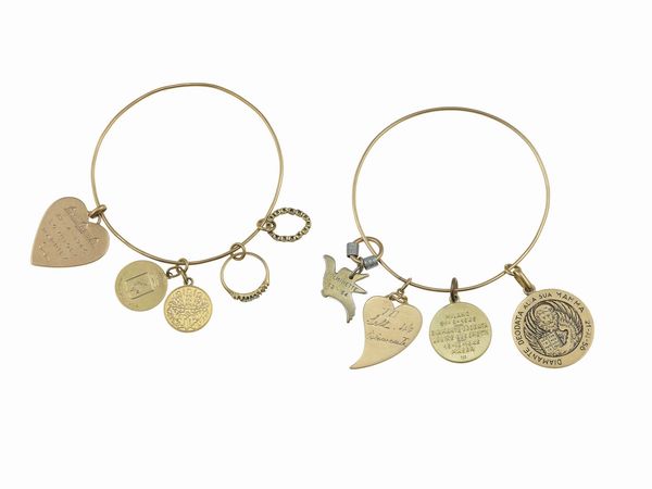 Lotto composto da due bracciali con charms ed una spilla Mezza luna  - Asta Fine Jewels - Associazione Nazionale - Case d'Asta italiane