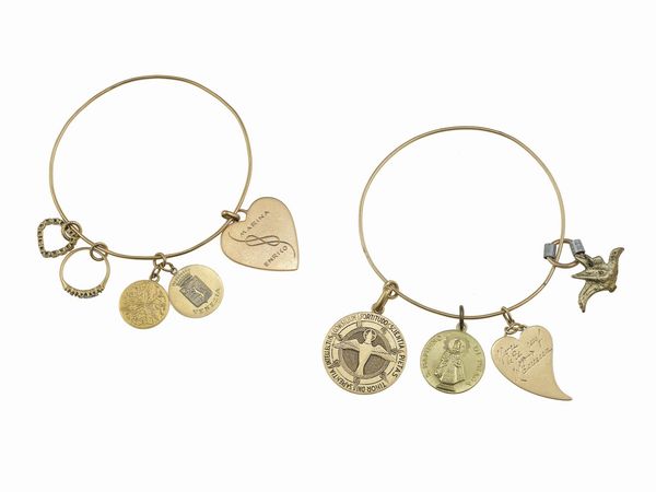 Lotto composto da due bracciali con charms ed una spilla Mezza luna  - Asta Fine Jewels - Associazione Nazionale - Case d'Asta italiane