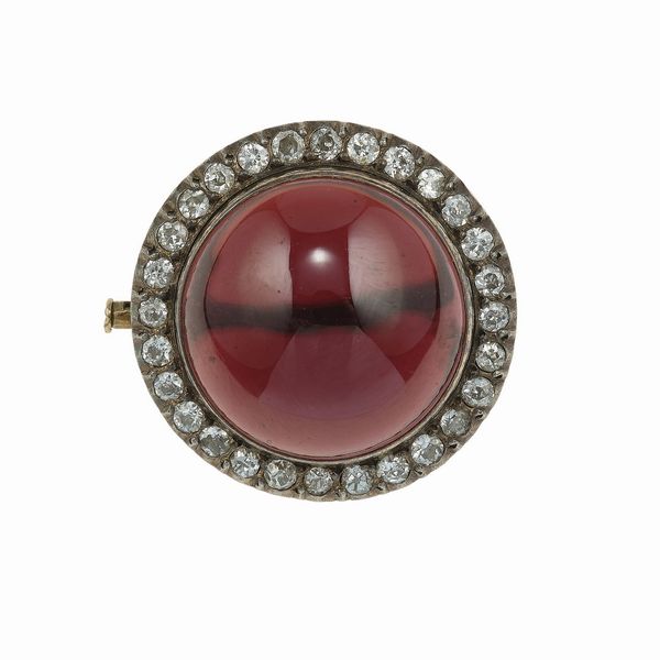 Spilla con granato taglio cabochon e diamanti a contorno  - Asta Fine Jewels - Associazione Nazionale - Case d'Asta italiane