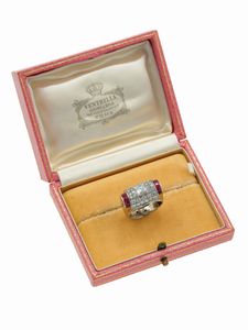 Anello con diamante centrale taglio baguette di ct 0.80 circa, diamanti a contorno e rubini  - Asta Fine Jewels - Associazione Nazionale - Case d'Asta italiane