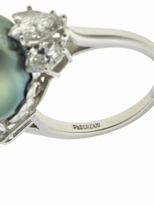 Pederzani. Anello con perla Tahiti e diamanti  - Asta Fine Jewels - Associazione Nazionale - Case d'Asta italiane