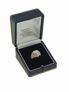 Pederzani. Anello con diamante taglio cuore di ct 3.00 circa e diamanti  - Asta Fine Jewels - Associazione Nazionale - Case d'Asta italiane