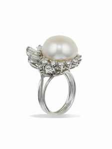 Anello con perla coltivata e diamanti  - Asta Fine Jewels - Associazione Nazionale - Case d'Asta italiane