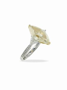 Anello con diamante taglio marquise di ct 5.08, natural fancy light yellow  - Asta Fine Jewels - Associazione Nazionale - Case d'Asta italiane