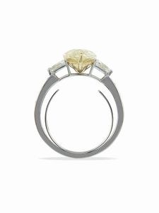 Anello con diamante taglio marquise di ct 5.08, natural fancy light yellow  - Asta Fine Jewels - Associazione Nazionale - Case d'Asta italiane