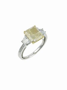 Anello con diamante taglio radiant di ct 3.26, natural fancy light yellow  - Asta Fine Jewels - Associazione Nazionale - Case d'Asta italiane