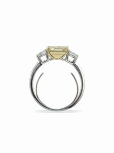 Anello con diamante taglio radiant di ct 3.26, natural fancy light yellow  - Asta Fine Jewels - Associazione Nazionale - Case d'Asta italiane