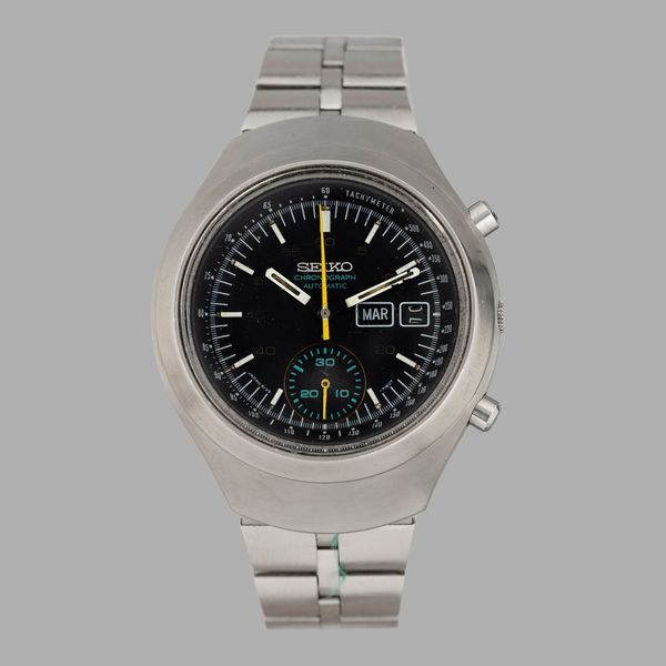 SEIKO : Helmet cronografo automatico in acciaio, indicazione di giorno e data, quadrante nero opaco con lancetta gialla, 39 mm  - Asta Orologi da Polso - Associazione Nazionale - Case d'Asta italiane