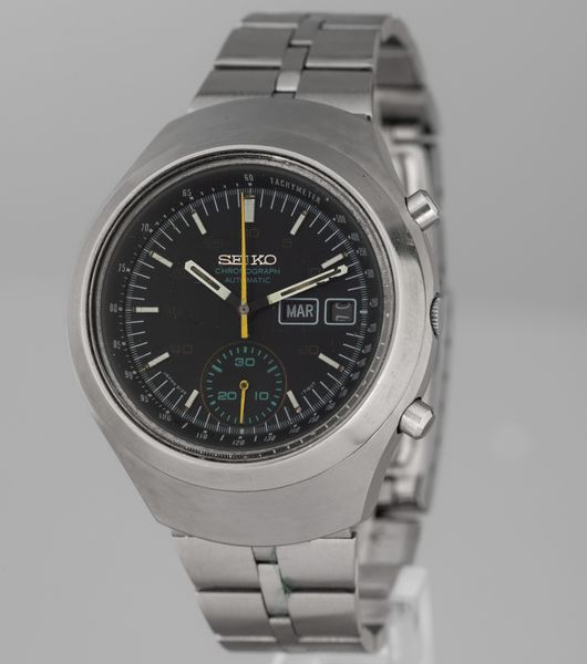 SEIKO : Helmet cronografo automatico in acciaio, indicazione di giorno e data, quadrante nero opaco con lancetta gialla, 39 mm  - Asta Orologi da Polso - Associazione Nazionale - Case d'Asta italiane