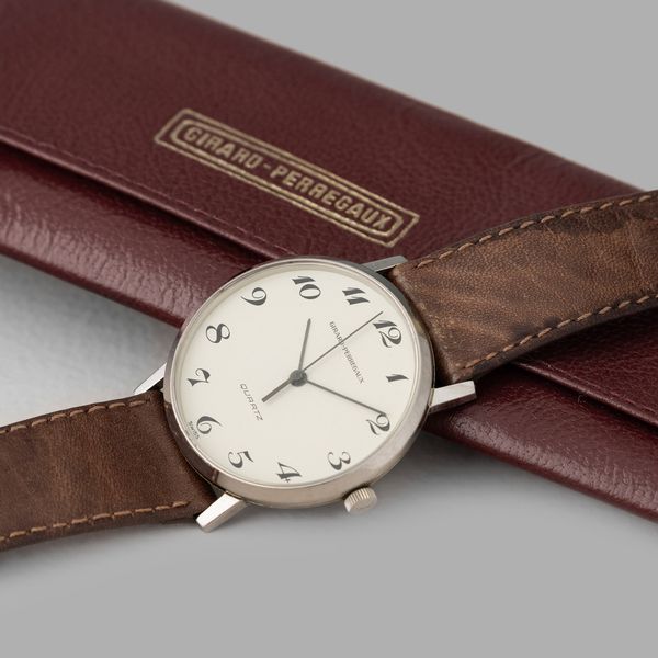 GIRARD PERREGAUX : Girard-Perregaux, quadrante bianco, movimento al quarzo, con astuccio originale, 33 mm  - Asta Orologi da Polso - Associazione Nazionale - Case d'Asta italiane