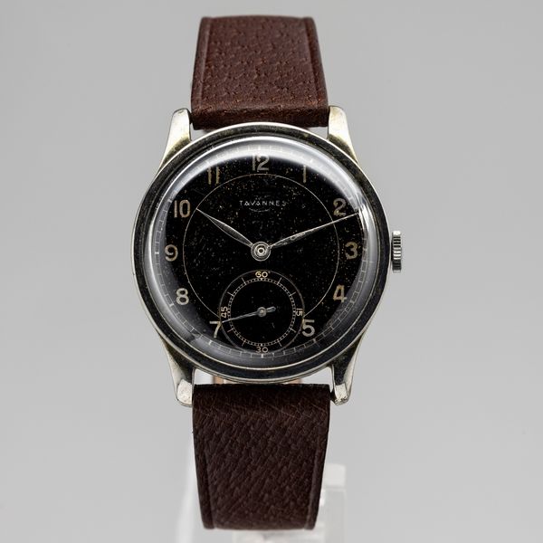 TAVANNES : Orologio da polso Tavannes Oversize cromato a carica manuale con quadrante nero numeri Arabi e piccoli secondi al sei, cinturino in pelle, 38 mm, 1940 circa<BR>  - Asta Orologi da Polso - Associazione Nazionale - Case d'Asta italiane