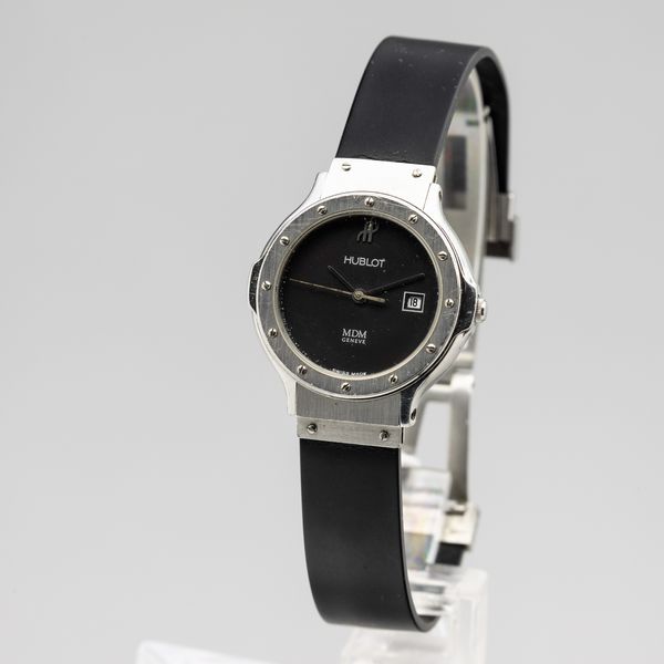 HUBLOT : Hublot MDM Lady in acciaio movimento al quarzo con datario, quadrante nero, cinturino in gomma con chiusura deployante, 28 mm, circa 1990<BR><BR>  - Asta Orologi da Polso - Associazione Nazionale - Case d'Asta italiane