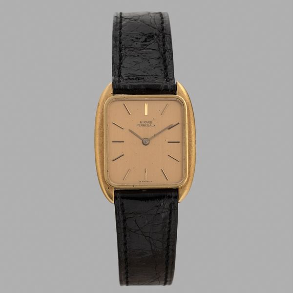 GIRARD PERREGAUX : Solo tempo in oro giallo di forma tonneau 18k carica manuale, quadrante champagne con indici applicati, 24x27 mm  - Asta Orologi da Polso - Associazione Nazionale - Case d'Asta italiane