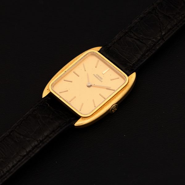 GIRARD PERREGAUX : Solo tempo in oro giallo di forma tonneau 18k carica manuale, quadrante champagne con indici applicati, 24x27 mm  - Asta Orologi da Polso - Associazione Nazionale - Case d'Asta italiane