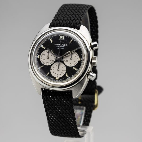 MOVADO : Movado Datron cronografo tre contatori con tasti a pompa, quadrante nero tre contatori, indici applicati e datario alle 12, carica manuale, 37 mm, 1970 circa.<BR><BR>L'orologio viene venduto senza cinturino  - Asta Orologi da Polso - Associazione Nazionale - Case d'Asta italiane