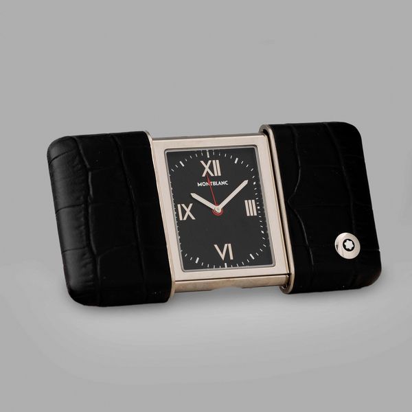 MONTBLANC : Montblanc orologio da viaggio, quadrante nero con lancette e indici luminosi, movimento al quarzo, vetro zaffiro, con scatola e service, 45x36 mm  - Asta Orologi da Polso - Associazione Nazionale - Case d'Asta italiane