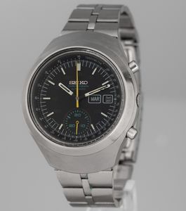 SEIKO : Helmet cronografo automatico in acciaio, indicazione di giorno e data, quadrante nero opaco con lancetta gialla, 39 mm  - Asta Orologi da Polso - Associazione Nazionale - Case d'Asta italiane