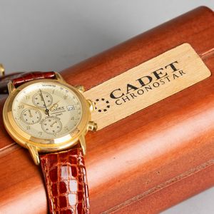 CADET : Cronografo da polso in oro 18 k, tre contatori con datario, 37 mm  - Asta Orologi da Polso - Associazione Nazionale - Case d'Asta italiane