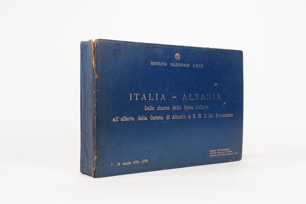 Istituto Luce : Italia - Albania. Dallo sbarco delle Forze Italiane all'offerta della Corona di Albania a S.M. il Re Imperatore. 7-16 aprile 1939-XVII. Omaggio dell'Ambasciatore Giacomo Paolucci de Calboli Presidente dell'Istituto Nazionale Luce.  - Asta Libri, Autografi e Stampe - Associazione Nazionale - Case d'Asta italiane