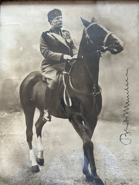 Mussolini, Benito : Foto autografata  - Asta Libri, Autografi e Stampe - Associazione Nazionale - Case d'Asta italiane